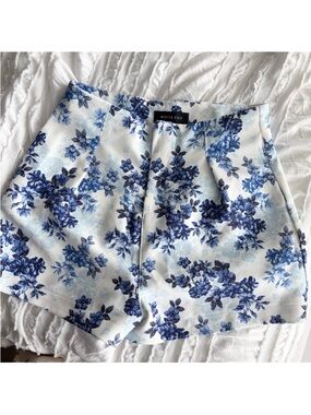 White Fox Blue & White Floral High-Waisted Shorts Size M
